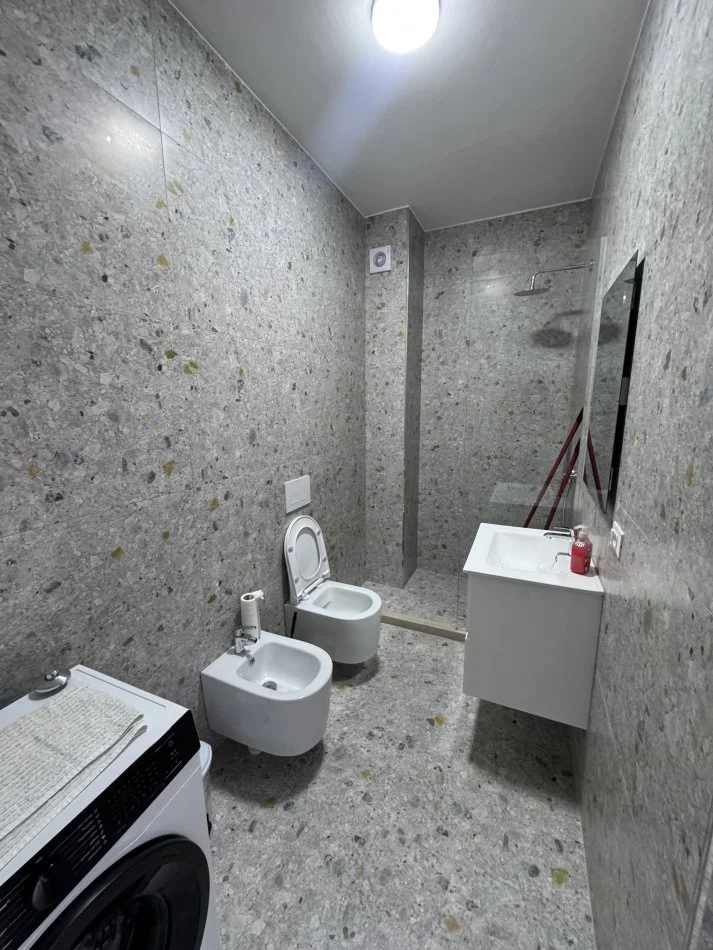 Tirane, jap me qera apartament 1+1+Ballkon Kati 3, 55 m² 500 € (Rruga 5 maji)