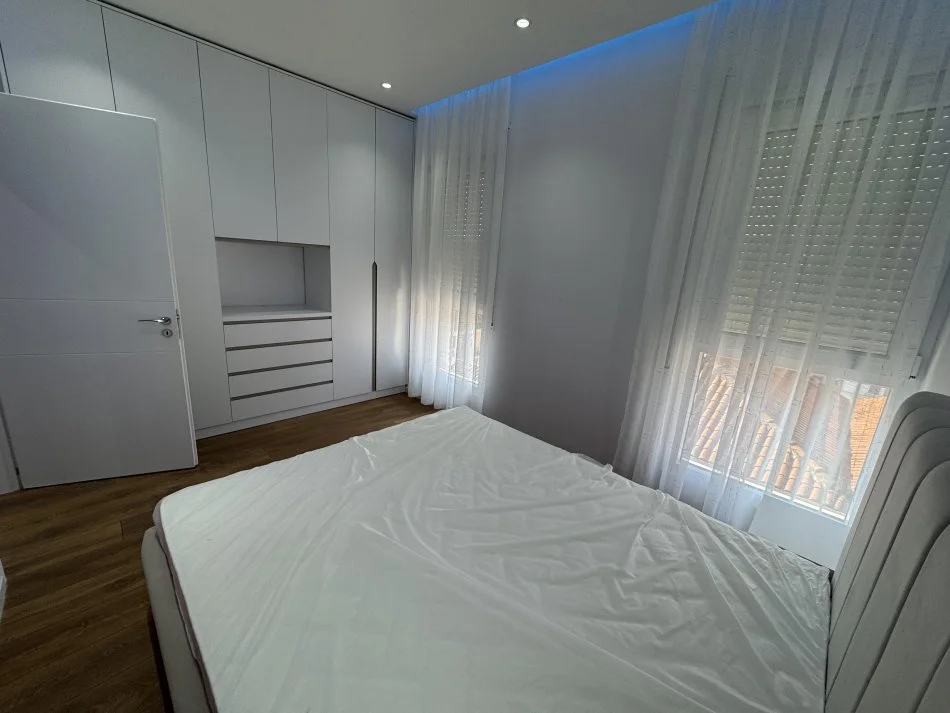 Tirane, jap me qera apartament 1+1+Ballkon Kati 3, 55 m² 500 € (Rruga 5 maji)