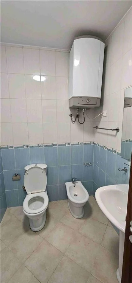 Tirane, jepet me qera apartament 1+1 Kati 8, 55 m² 520 € (Usluga , Stacioni Trenit)