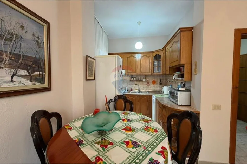 Tirane, jepet me qera 3+1 , 108 m² 550 € (Rruga Kont Leopold Bertold)