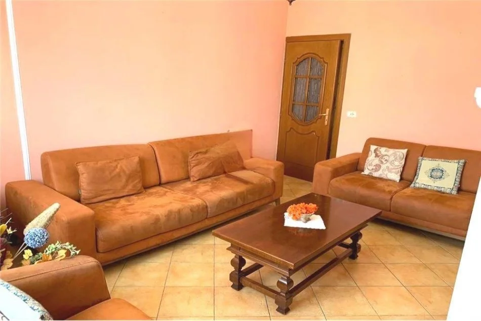 Tirane, jepet me qera apartament 2+1+Ballkon Kati 5, 97 m² 650 € (Qender)