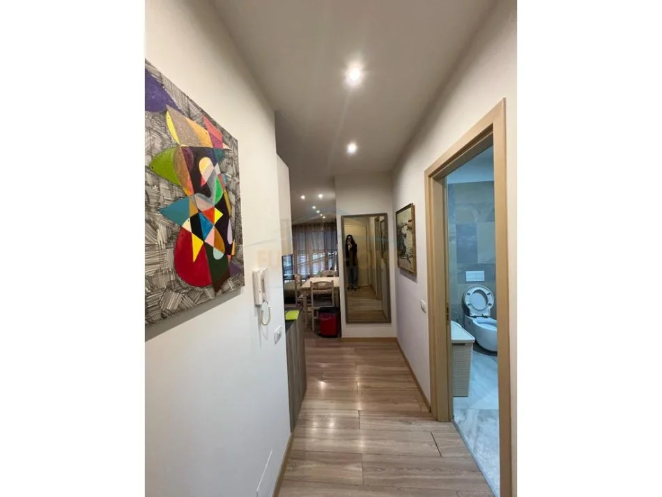 Tirane, jepet me qera apartament 2+1+Ballkon Kati 4, 117 m² 800 € (Ring Center)