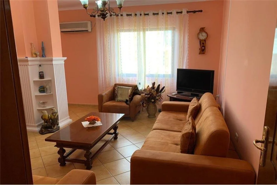 Tirane, jepet me qera apartament 2+1+Ballkon Kati 5, 97 m² 650 € (Qender)