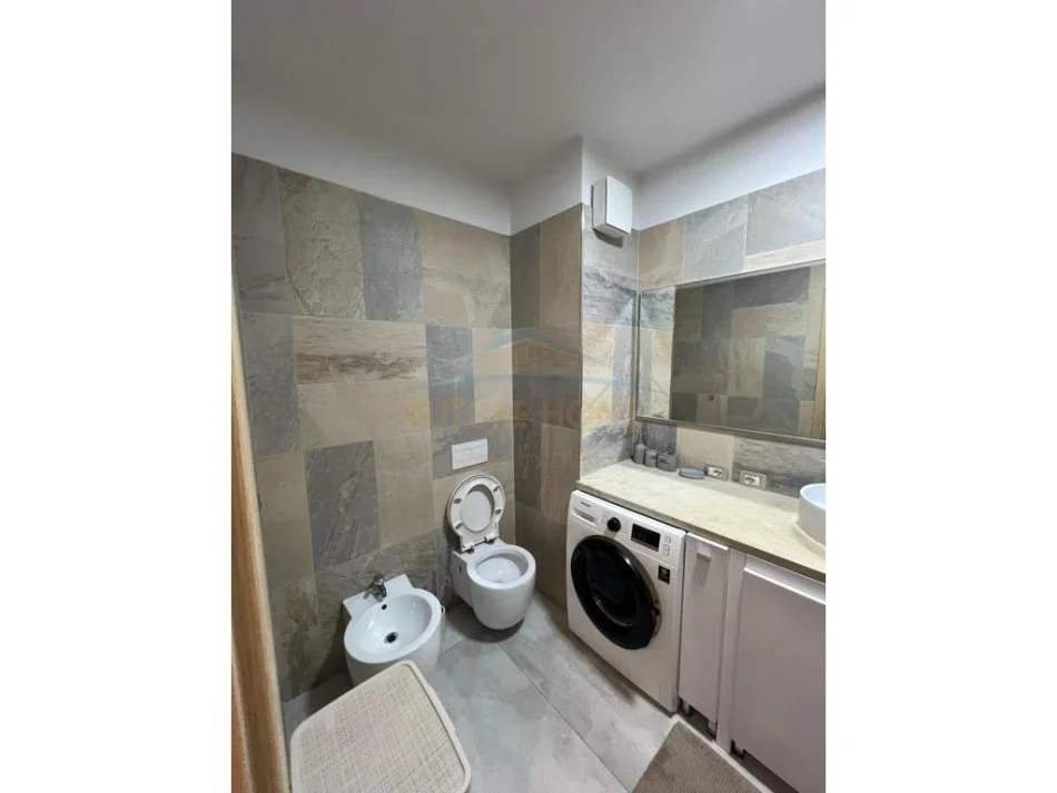 Tirane, jepet me qera apartament 2+1+Ballkon Kati 4, 117 m² 800 € (Ring Center)