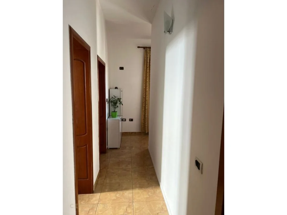 Tirane, jepet me qera apartament 1+1 Kati 3, 100 m² 550 € 