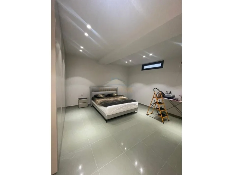 Tirane, jepet me qera Vile Kati 0, 225 m² 4.000 € 