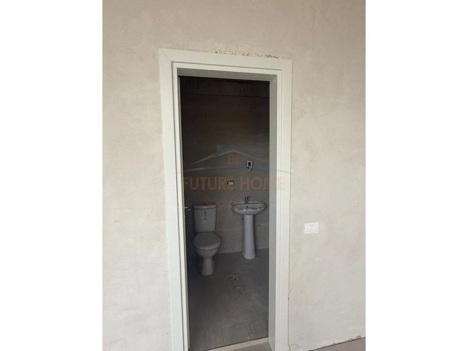 Tirane, jepet me qera Kati 0, 98 m² 2.000 €