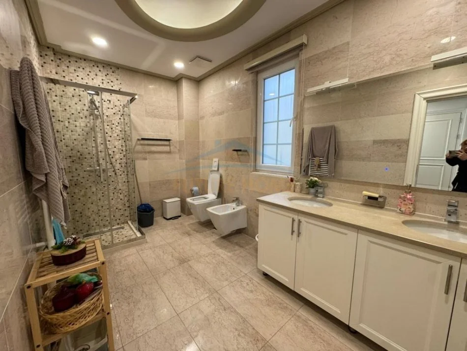 Tirane, shitet Vile Kati 0, 320 m² 400.000 €