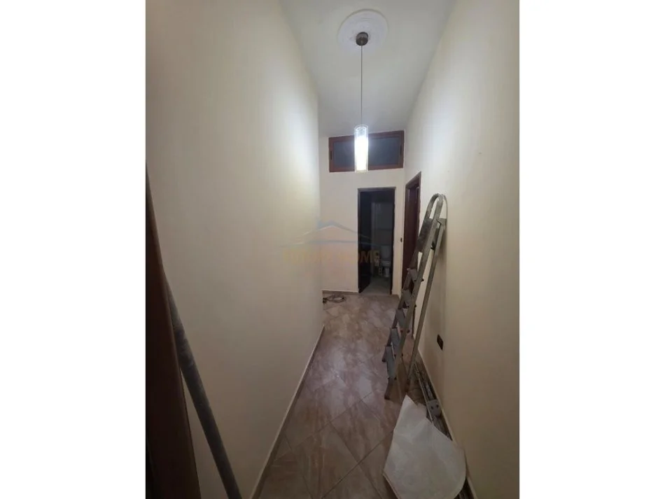 Tirane, jepet me qera ambjent biznesi Kati 1, 84 m² 950 €
