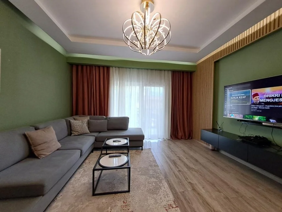 Tirane, jepet me qera apartament 3+1+Ballkon Kati 1, 125 m² (Selvia)