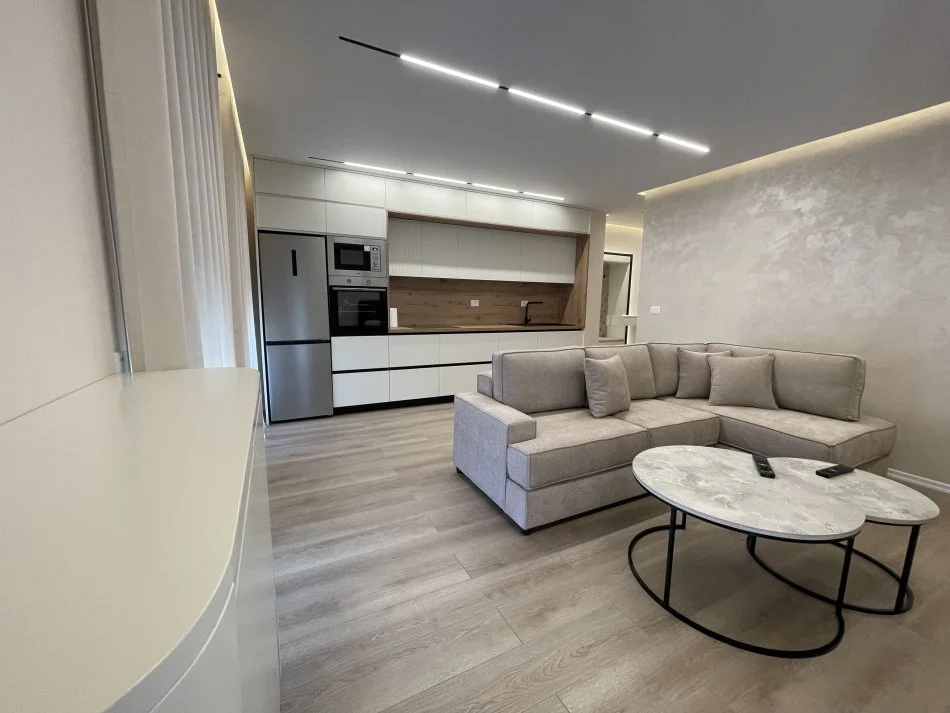 Tirane, jepet me qera apartament 1+1+Ballkon Kati 2, 76 m² 650 € 