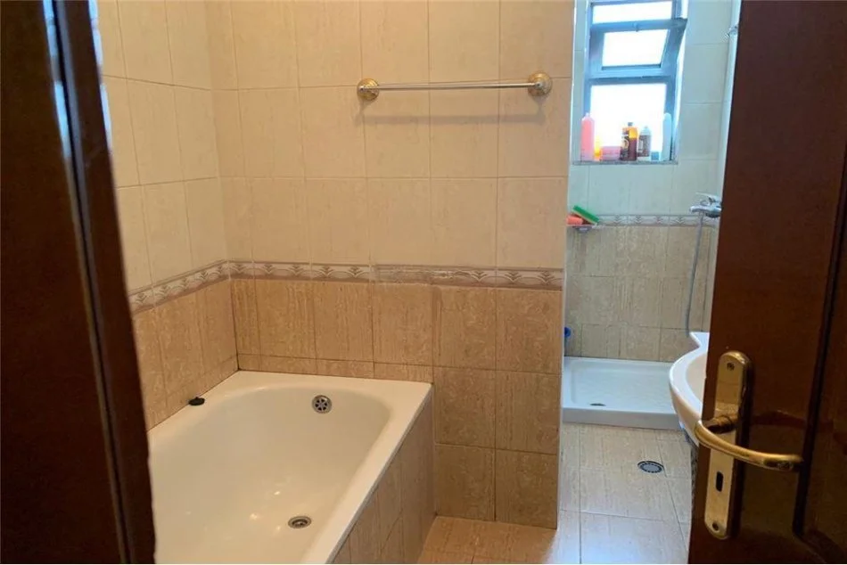 Tirane, jepet me qera apartament 2+1+Ballkon Kati 5, 97 m² 650 € (Qender)