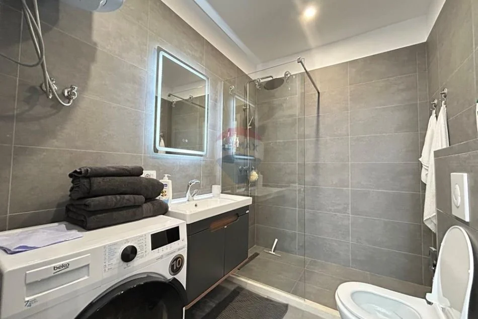 Tirane, jepet me qera apartament 1+1 , 64 m² 700 € (Ish tregu elektrik afer shkolles se baletit)