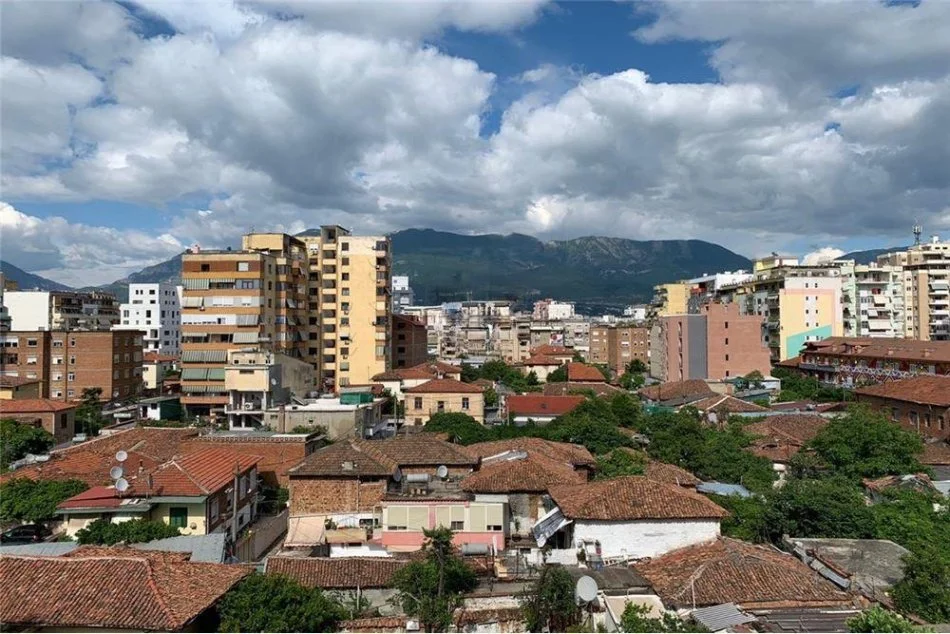 Tirane, jepet me qera apartament 2+1+Ballkon Kati 5, 97 m² 650 € (Qender)