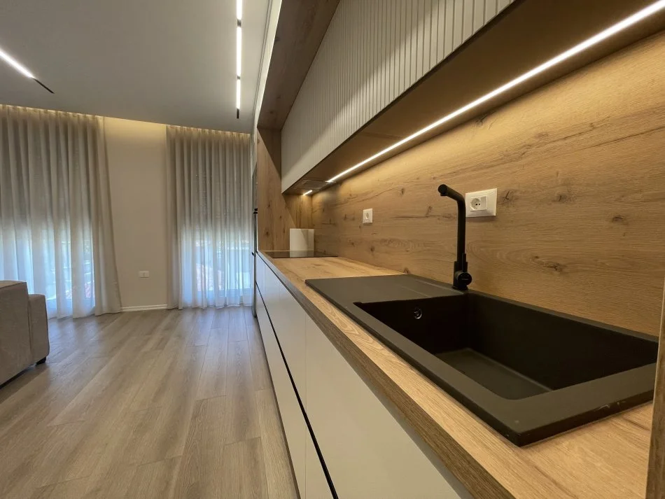 Tirane, jepet me qera apartament 1+1+Ballkon Kati 2, 76 m² 650 € 