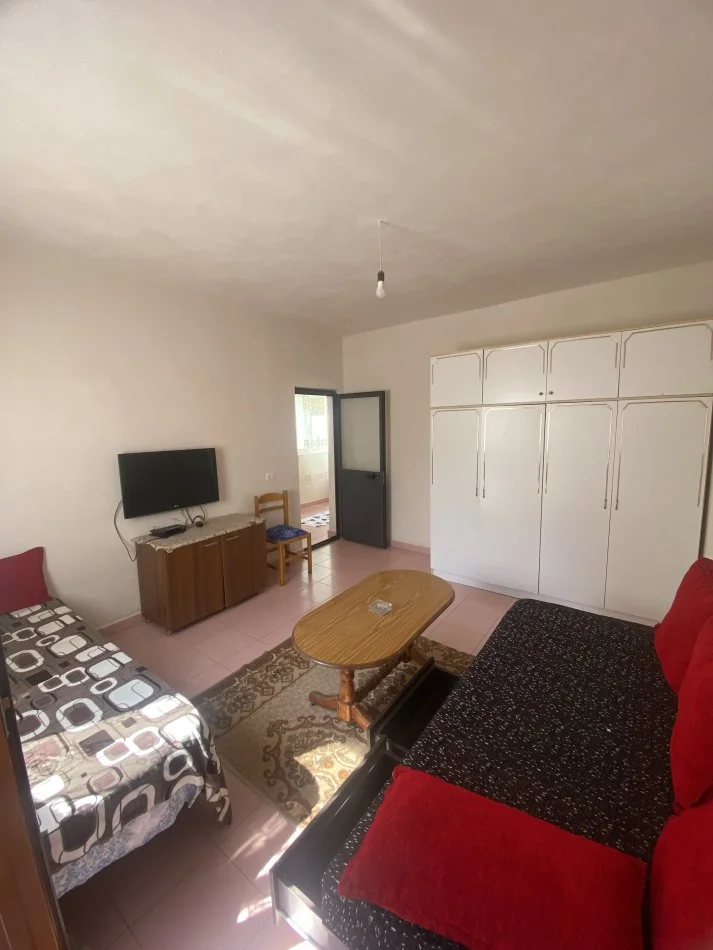 Tirane, jepet me qera shtepi 1+1 Kati 1, 70 m² 