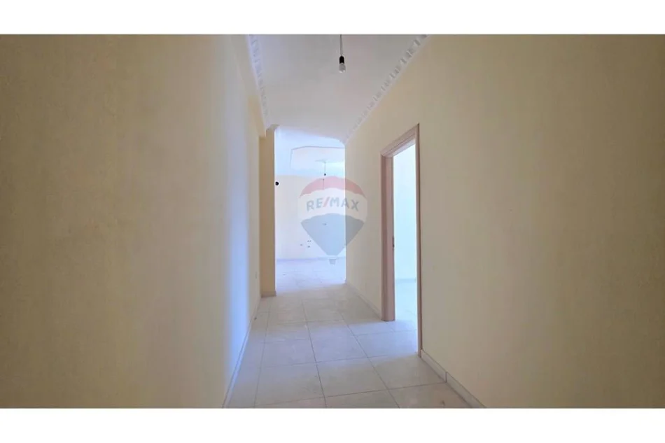 Vlore, shitet apartament 1+1 Kati 12, 114.000 € 