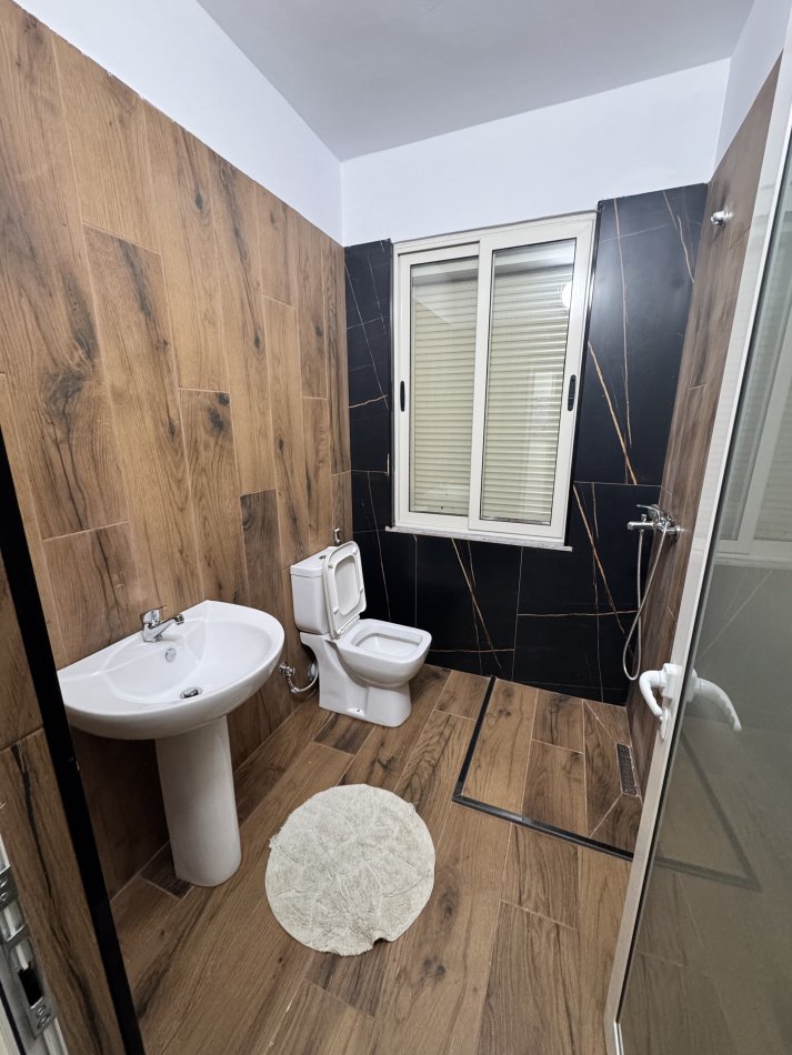 Tirane, jepet me qera apartament 3+1+2+Ballkon Kati 2, 130 m² 450 € (Fresk te Muraga)