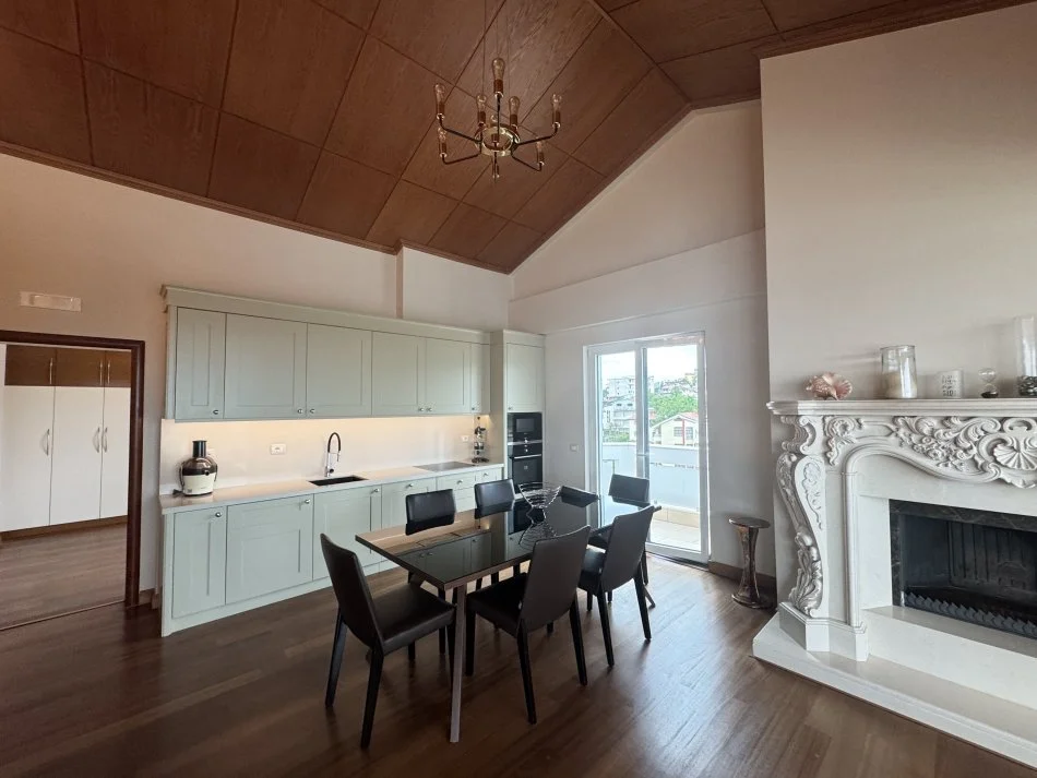 Tirane, jepet me qera apartament+verande | Penthouse , 200 m² 2.200 € 