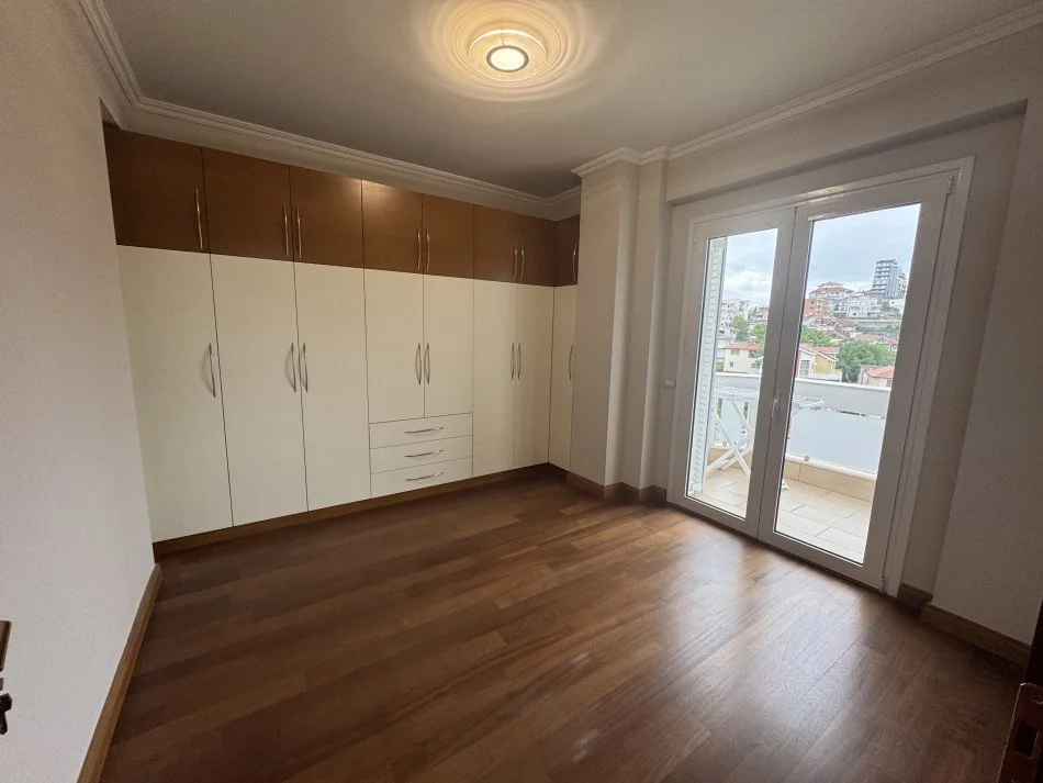 Tirane, jepet me qera apartament+verande | Penthouse , 200 m² 2.200 € 