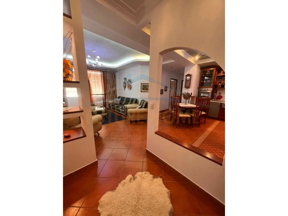 Tirane, jepet me qera apartament 2+1+Ballkon 90 m² 599 € (Rruga muhamet gjolleshaj ( me ashensor ))