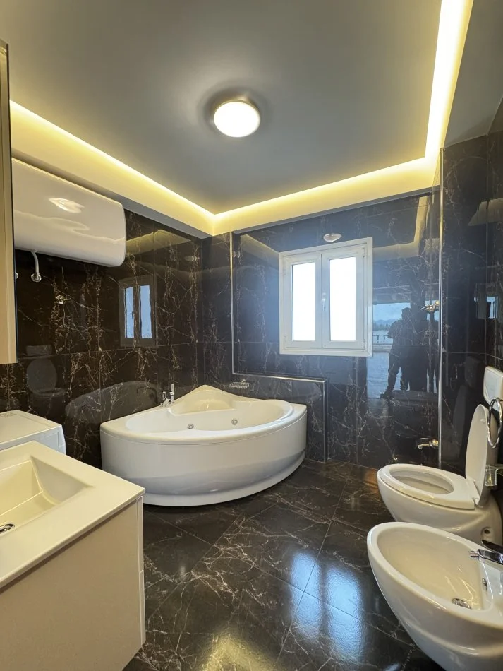 Tirane, jepet me qera apartament+verande | Penthouse , 200 m² 2.200 € 