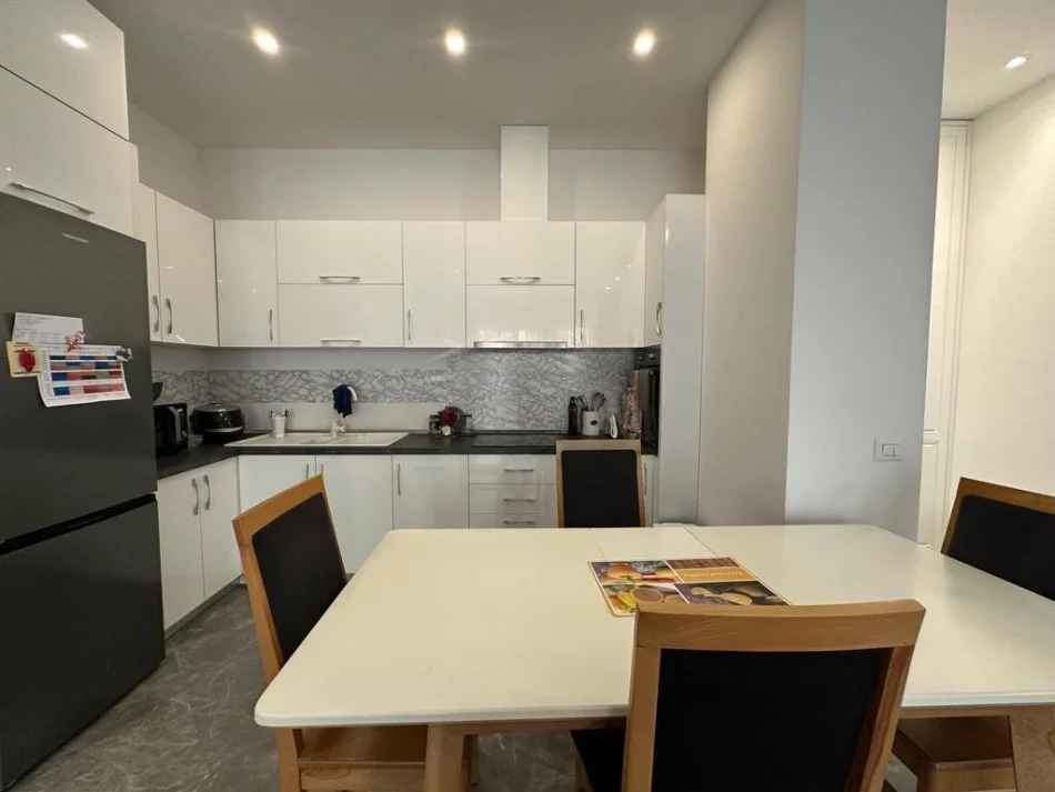 Tirane, jepet me qera apartament 2+1+Ballkon Kati 5, 114 m² 1.300 € 