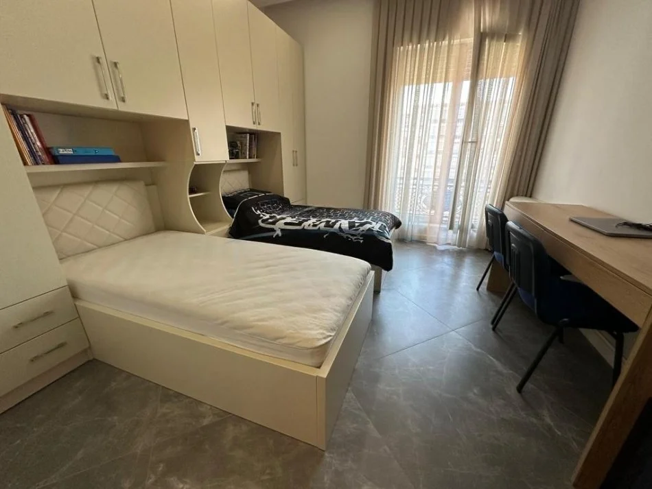 Tirane, jepet me qera apartament 2+1+Ballkon Kati 5, 114 m² 1.300 € 