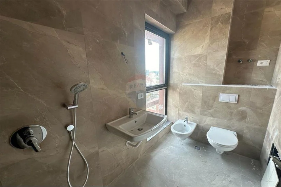 Tirane, jepet me qera apartament 2+1+Ballkon Kati 15, 114 m² 1.200 € (Rruga Kavajes)