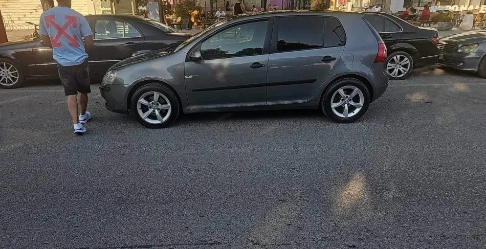 Tirane, shitet makine Golf 5 Nafte, manuale Kondicioner 277.500 km 4.000 €