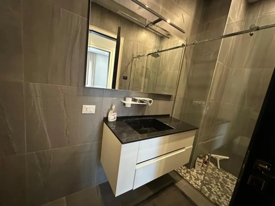 Tirane, jepet me qera apartament 2+1+Ballkon Kati 5, 114 m² 1.300 € 