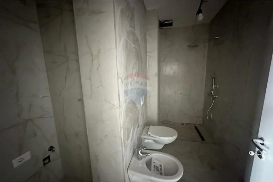 Tirane, jepet me qera apartament 2+1+Ballkon Kati 15, 114 m² 1.200 € (Rruga Kavajes)