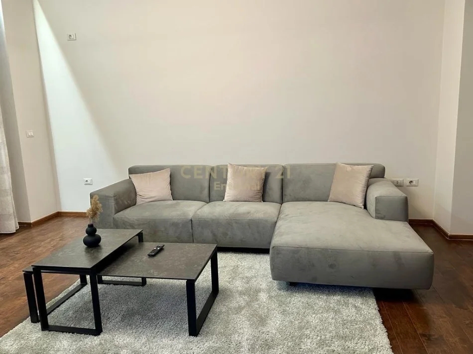 Tirane, jepet me qera apartament 2+1+Aneks+Ballkon Kati 7, 134 m² 1.600 € (Garda)