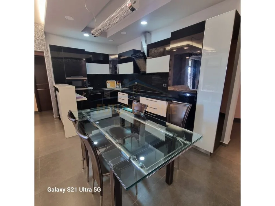 Tirane, shitet apartament 2+1+Ballkon Kati 5, 112 m² 200.000 € (Selvia)