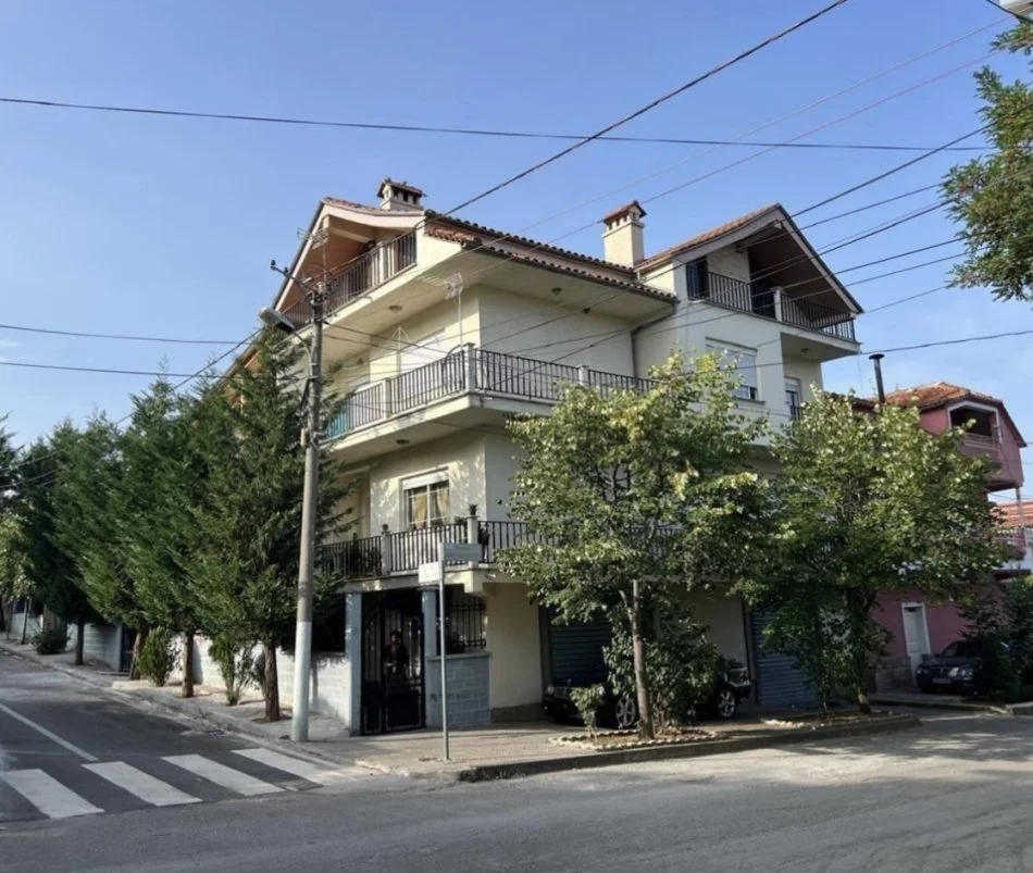 Korce, shitet Vile 5+1+Aneks+Ballkon Kati 4, 300 m² 135.000 € 