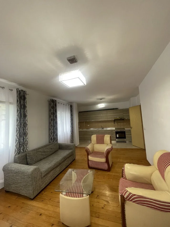 Tirane, jepet me qera apartament 2+1+Ballkon Kati 3, 110 m² 400 € (Rruga thesarit fresku)