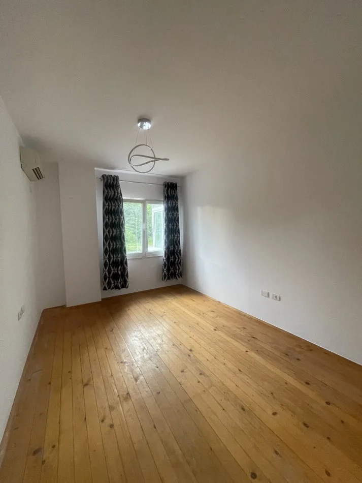 Tirane, jepet me qera apartament 2+1+Ballkon Kati 3, 110 m² 400 € (Rruga thesarit fresku)