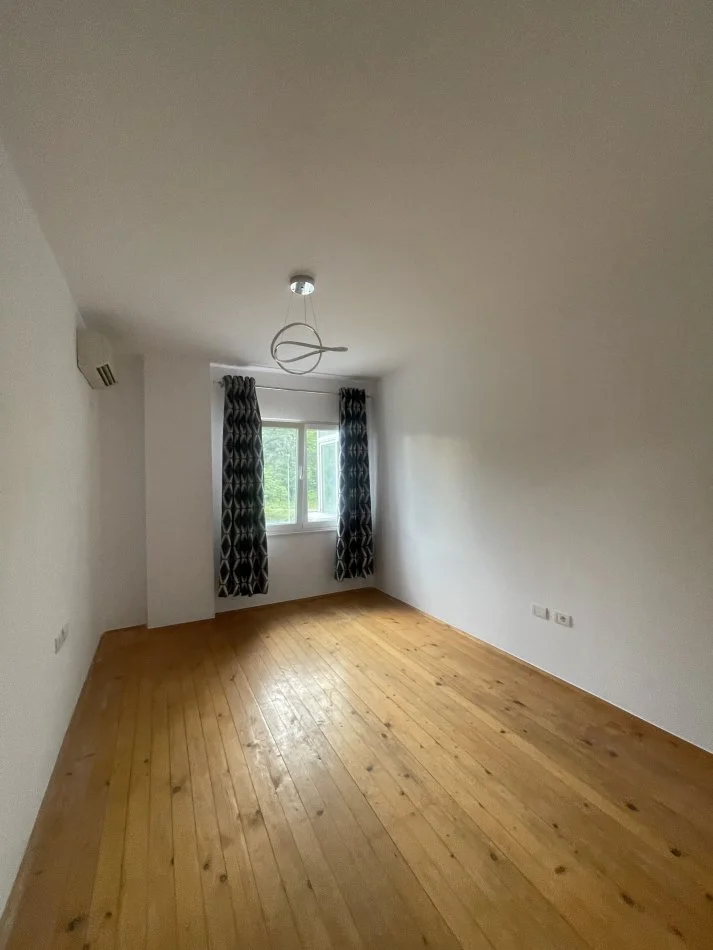 Tirane, jepet me qera apartament 2+1+Ballkon Kati 3, 110 m² 400 € (Rruga thesarit fresku)
