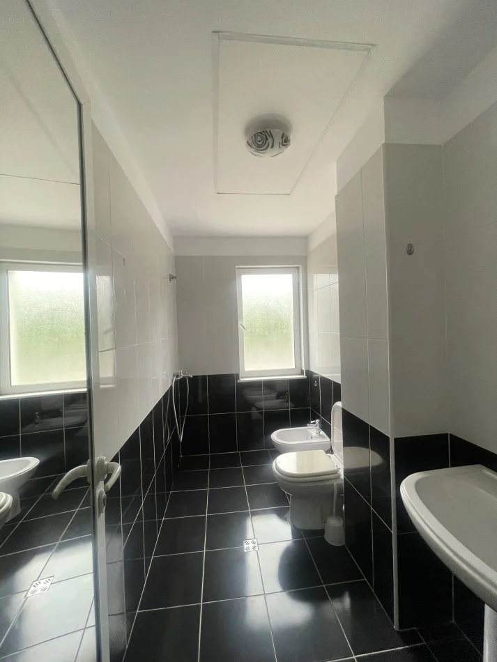 Tirane, jepet me qera apartament 2+1+Ballkon Kati 3, 110 m² 400 € (Rruga thesarit fresku)