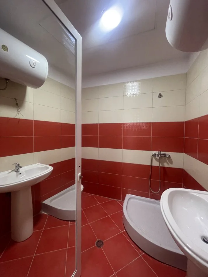 Tirane, jepet me qera apartament 2+1+Ballkon Kati 3, 110 m² 400 € (Rruga thesarit fresku)