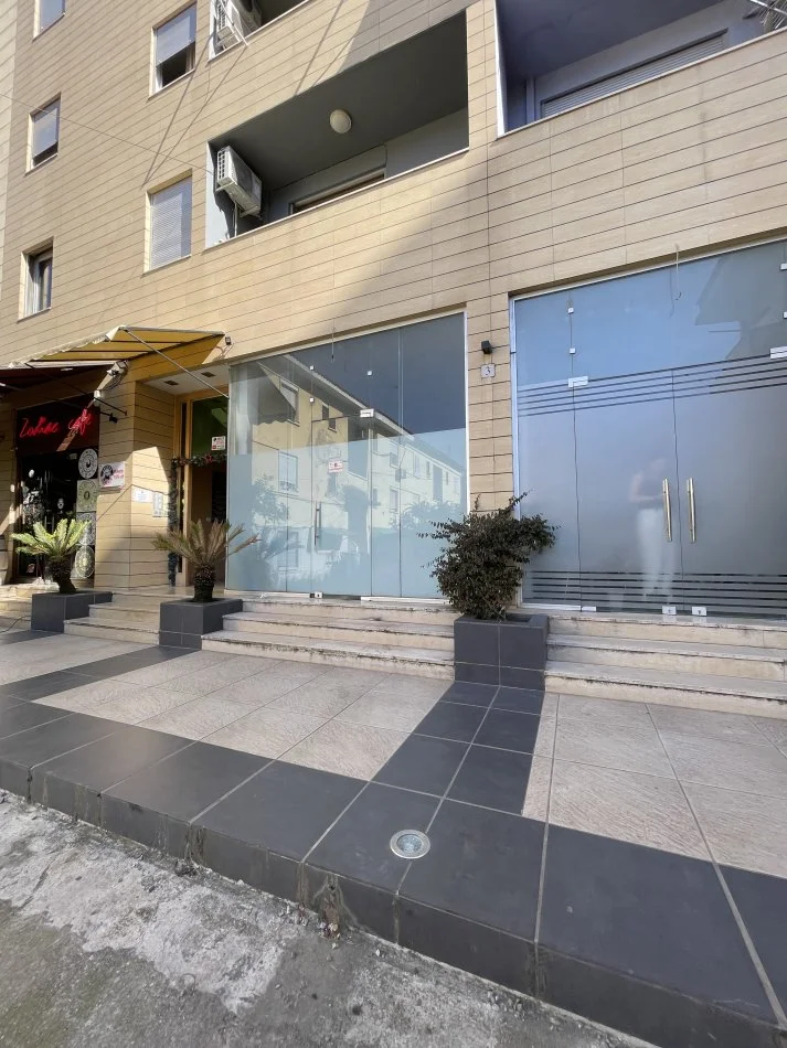 Tirane, shes dyqan Kati 0, 34 m² 115.000 € (STADIUMI DINAMO)