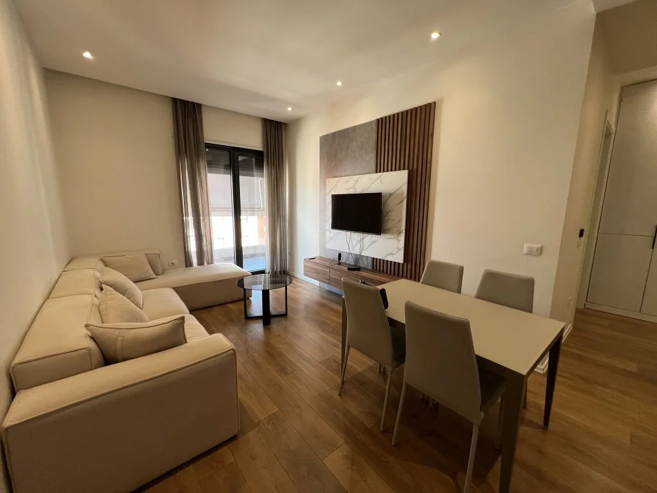 Tirane, jepet me qera apartament 1+1+Ballkon Kati 4, 71 m² 850 € (Kompleksi Delijorgji)