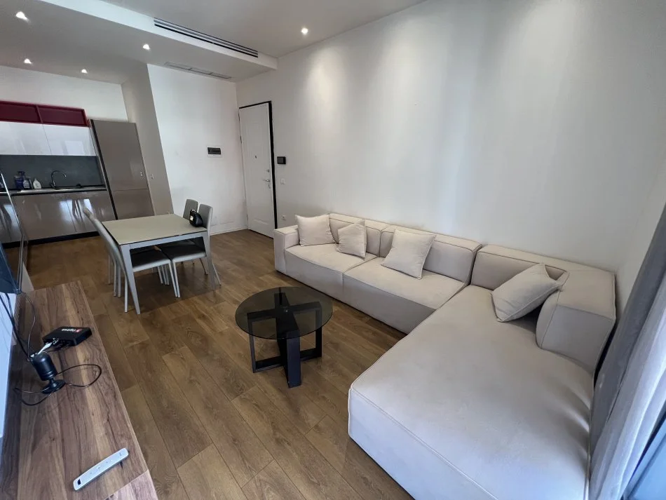 Tirane, jepet me qera apartament 1+1+Ballkon Kati 4, 71 m² 850 € (Kompleksi Delijorgji)