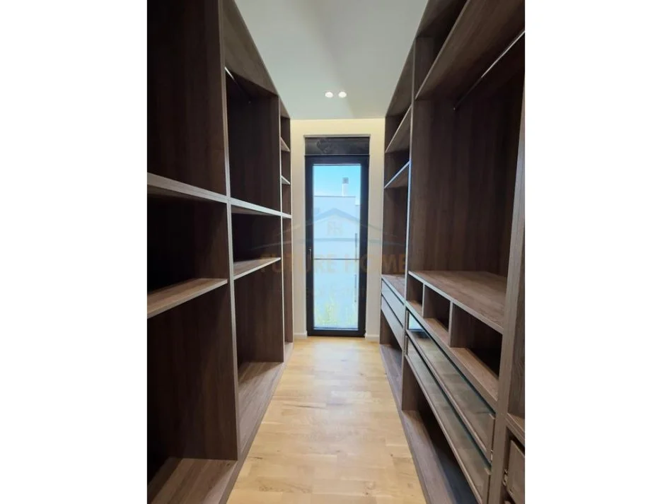 Tirane, jepet me qera Vile Kati 0, 300 m² 3.000 € 