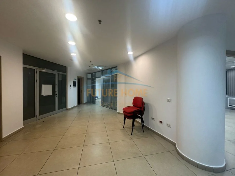 Tirane, jepet me qera ambjent biznesi Kati 7, 202 m² 2.200 € 