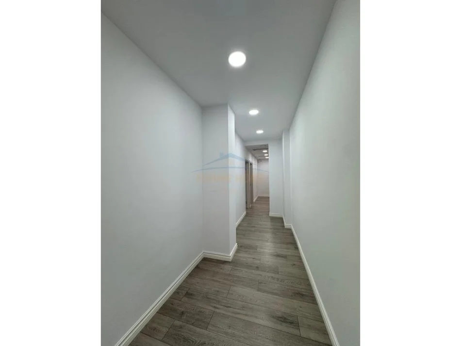Tirane, jepet me qera Kati 0, 247 m² 5.000 € 