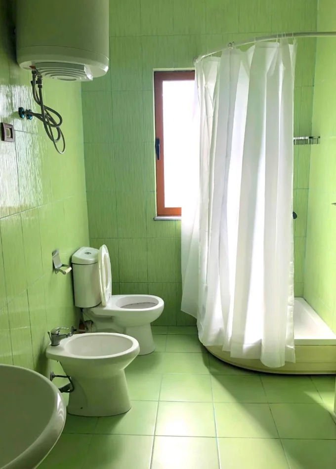 Tirane, jepet me qera apartament 2+1+Ballkon , 105 m² 400 € (Rruga jordan misja)