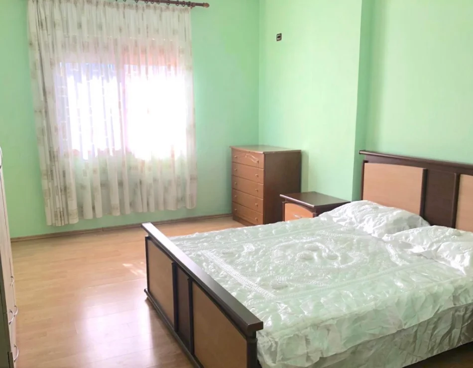 Tirane, jepet me qera apartament 2+1+Ballkon , 105 m² 400 € (Rruga jordan misja)