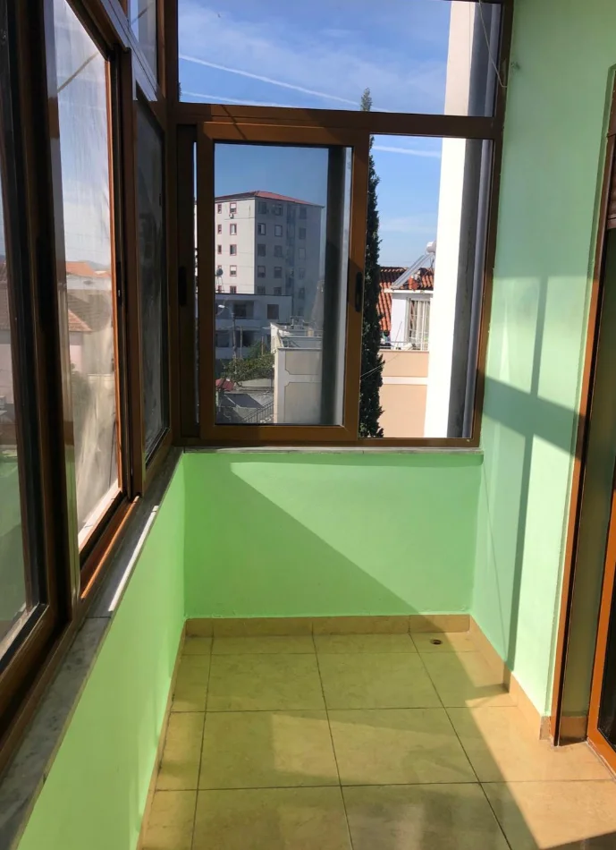 Tirane, jepet me qera apartament 2+1+Ballkon , 105 m² 400 € (Rruga jordan misja)