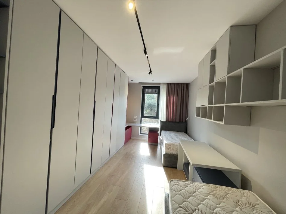 Tirane, jepet me qera apartament 2+1+Ballkon Kati 2, 120 m² 1.500 € (Liqeni i Thate)